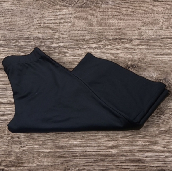 WOMEN'S KATE & MALLORY FLARE CAPRI LEGGINGS - Picture 1 of 5